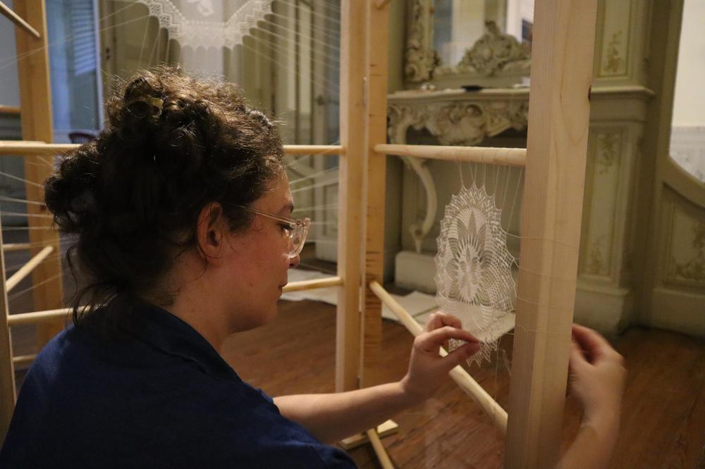 Alejandra Mizrahi montando randa tejida por Cristina Costilla en el biombo expuesto en la sala 1. Alejandra Mizrahi montando randa tejida por Cristina Costilla en el biombo expuesto en la sala 1. Alejandra Mizrahi montando randa tejida por Cristina Costilla en el biombo expuesto en la sala 1.