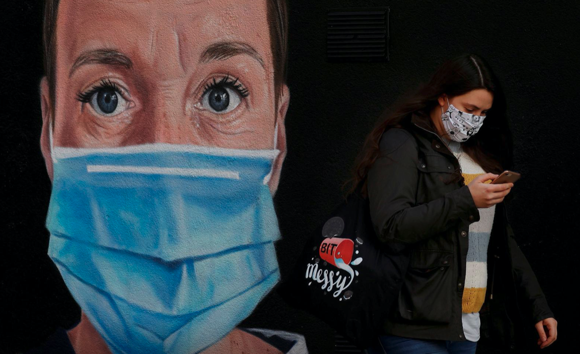 El estudio SIREN involucra a decenas de miles de trabajadores de la salud en Gran Bretaña El estudio SIREN involucra a decenas de miles de trabajadores de la salud en Gran Bretaña Una mujer usa barbijo mientras pasa junto a un mural de una enfermera después del brote de la enfermedad por COVID-19 en Manchester, Gran Bretaña, el 11 de octubre de 2020. Archivo REUTERS / Phil Noble