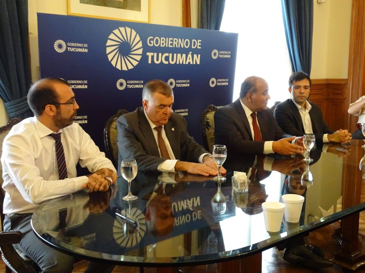 Gandur con autoridades