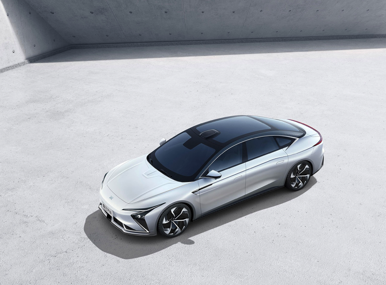 Zhiji/M Sedan Zhiji/M Sedan El techo está coronado por tres cámaras de gran angular de180° y 150 millones de píxeles que capturan en resolución 4K.