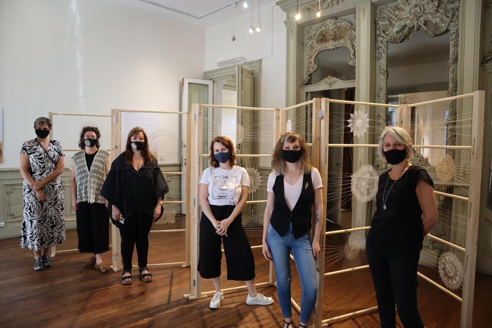 De izquierda a derecha: Marisal Baldasarre (Directora Nacional de Museos), Alejandra Mizrahi (Curadora), Vicky Salías (D De izquierda a derecha: Marisal Baldasarre (Directora Nacional de Museos), Alejandra Mizrahi (Curadora), Vicky Salías (D De izquierda a derecha: Marisal Baldasarre (Directora Nacional de Museos), Alejandra Mizrahi (Curadora), Vicky Salías (Directora del Museo de la Historia del Traje), Sabrina Mazzalupo (Área de Museografía del MHT), Valeria Crespo (Área de Educación del MHT), Karina Solano (Área de Relaciones Institucionales MHT).