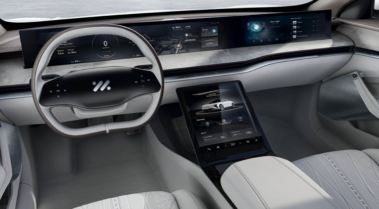 El interior es 2 + 2  El interior es 2 + 2  Una pantalla múltiple de 39 pulgadas de Incell, junto a la ayuda de una pantalla AMOLED de 12,8 pulgadas asisten al conductor. El tapizado es de piel de becerro y madera natural.