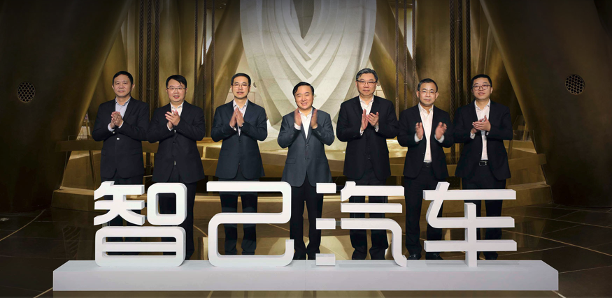 La presentación de los altos directivos del Zhiji/IM  La presentación de los altos directivos del Zhiji/IM  Cuatro jeroglíficos bajo los pies de los altos directivos se transcriben como zhìjǐ qìchē ("zhiji qiche") y se traducen como "coche inteligente".