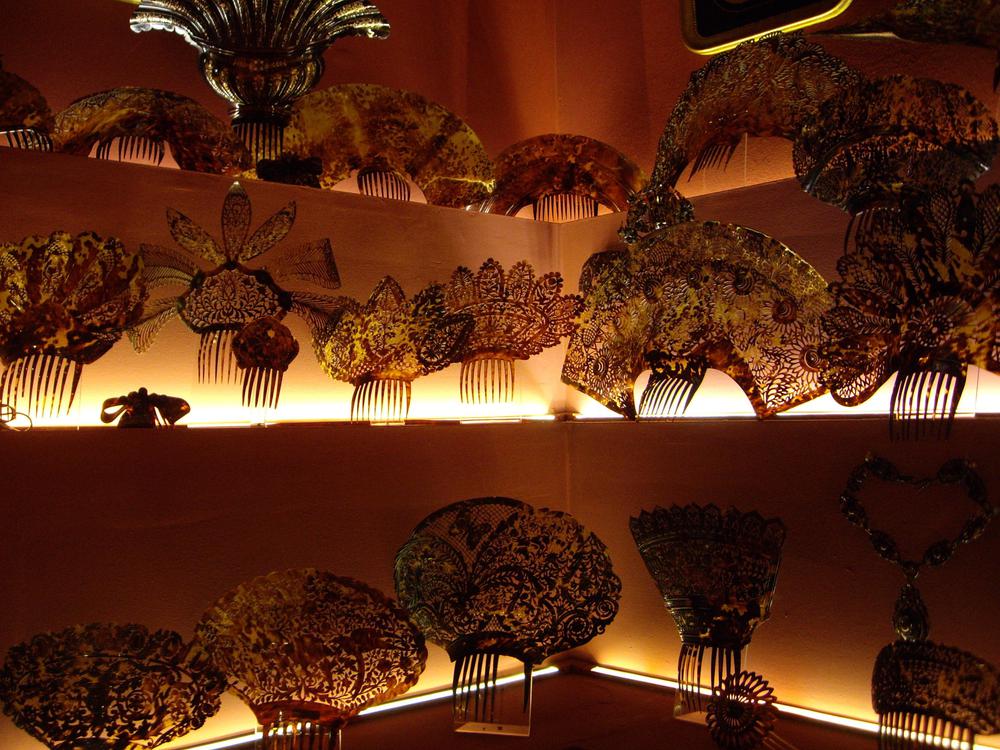 Peinetones exibidos en el Museo Nacional de Bellas Artes 