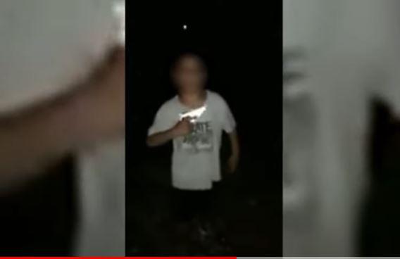 Niño realizando disparos con arma de fuego (captura de video)