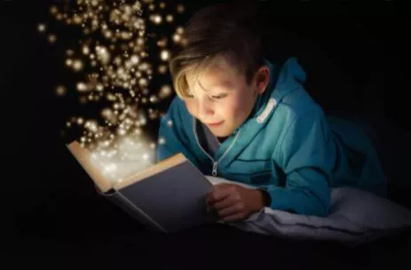 Niño leyedo ilustrativa
