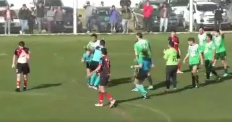 Futbolista de Deportivo Garmense golpea a una árbitro