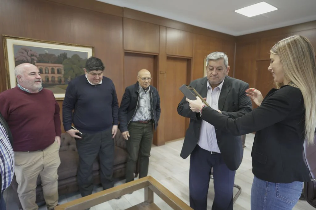 El Interventor de la Caja Popular de Ahorros, C.P.N. Guillermo Norry, recibió una distinción de parte del sector hípico