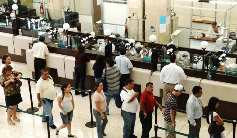 Filas en Bancos. Tomada de euskadikokontsumitzaileak.com