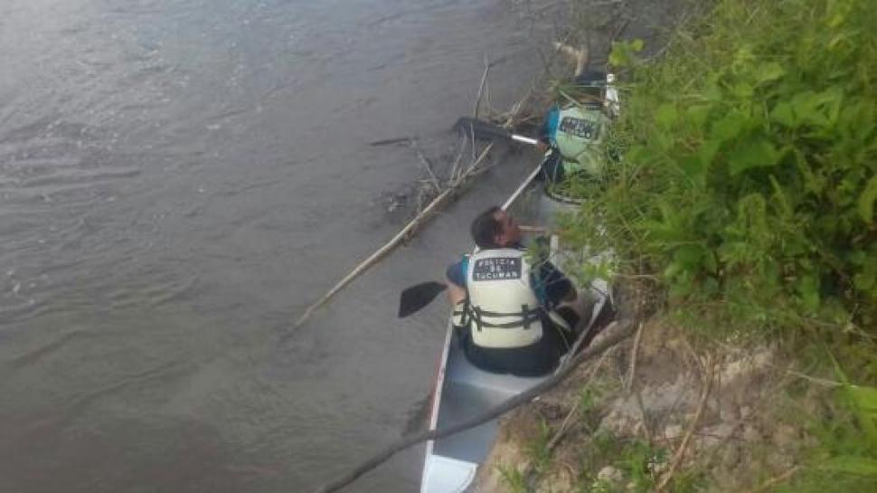 Rastreadores de la Policía Lacustre realizan la búsqueda del hombre en canoas. Foto publicada por lagaceta.com
