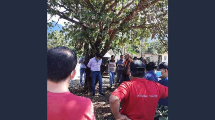 Intendente atado a arbol
