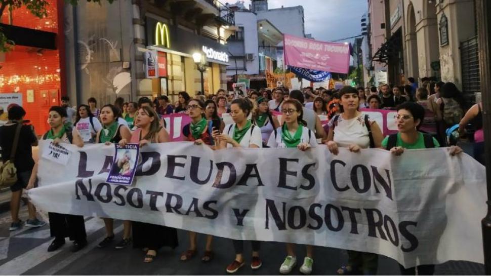 "La deuda es con nosotras y nosotros", fue una de las consignas de la marcha de las mujeres. La foto es de Mariana Claverie.