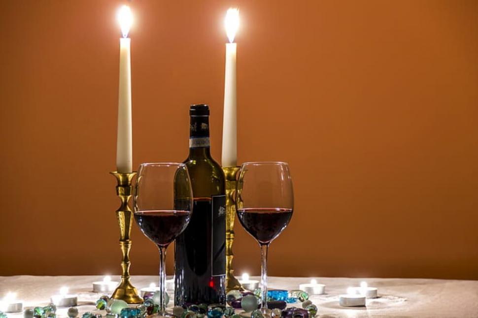 Una cena romántica terminó en controversia cuando la invitada cayó al restaurante con una veintena de familiares
