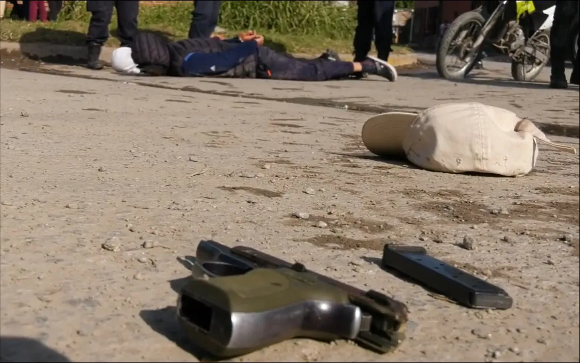 La policía detuvo a dos sujetos armados en la vía pública 