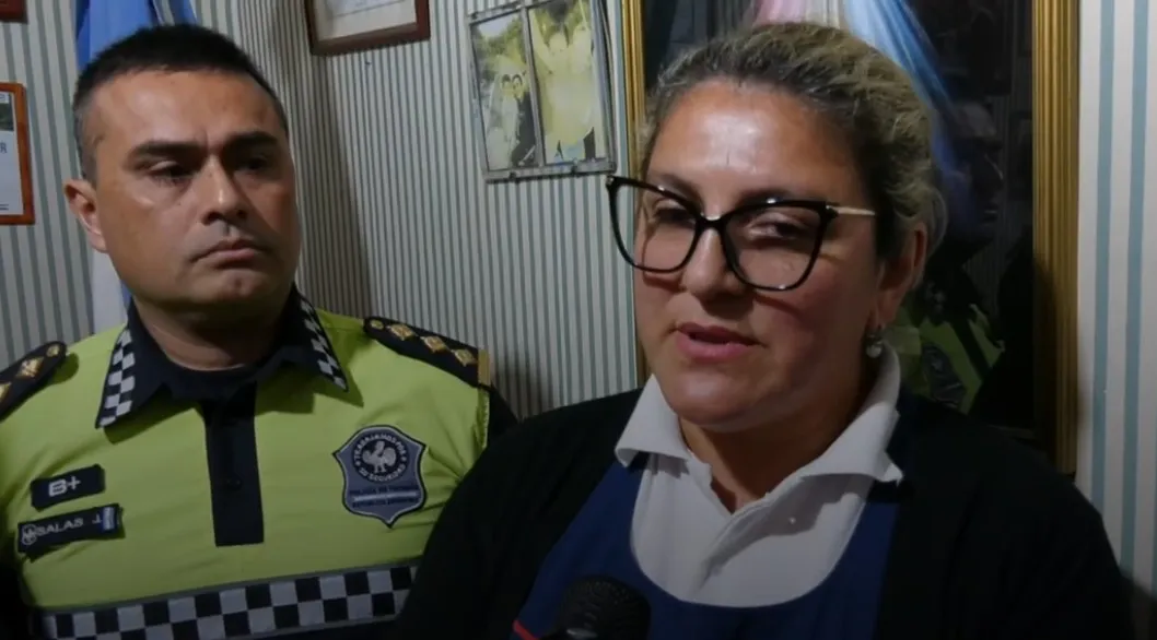 Mujer policía salva la vida de una bebe
