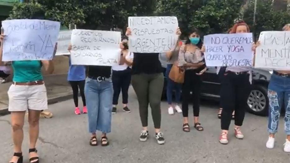 Protesta frente al Instituto Decroly