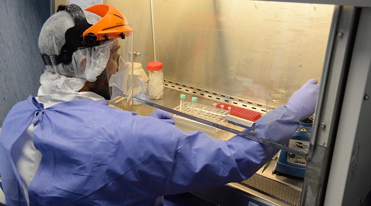 laboratorio-hospital-de-carmen-covid19-4