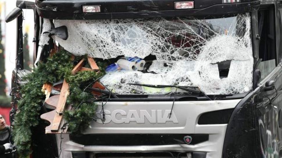 Así quedó el camión que conducía el terrorista que atacó en un mercado navideño de Berlín (FOTO: AFP)
