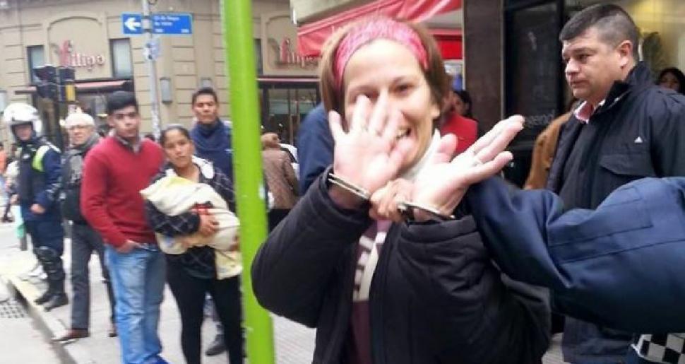 La mujer saluda al ser trasladada. Galería de fotos de Isaías Cisnero