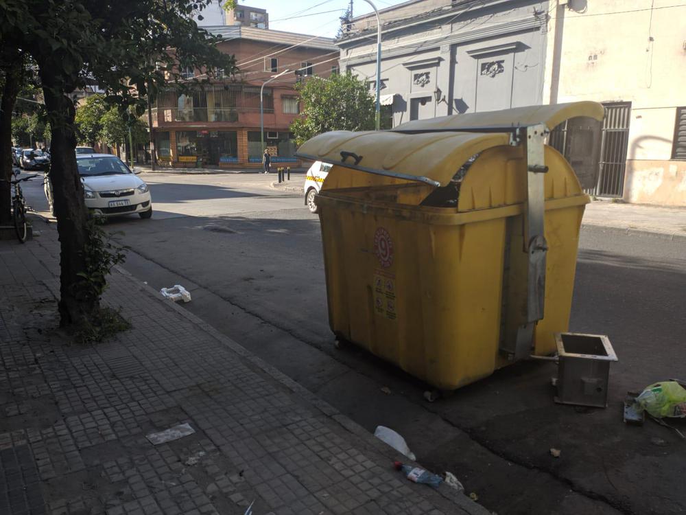 Contenedor de basura, calle Gene Paz al 900