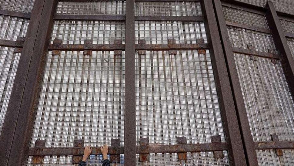 El muro que ya divide la frontera entre México y Estados Unidos en San Ysidro, Estados Unidos. Imagen tomada de clarin.com