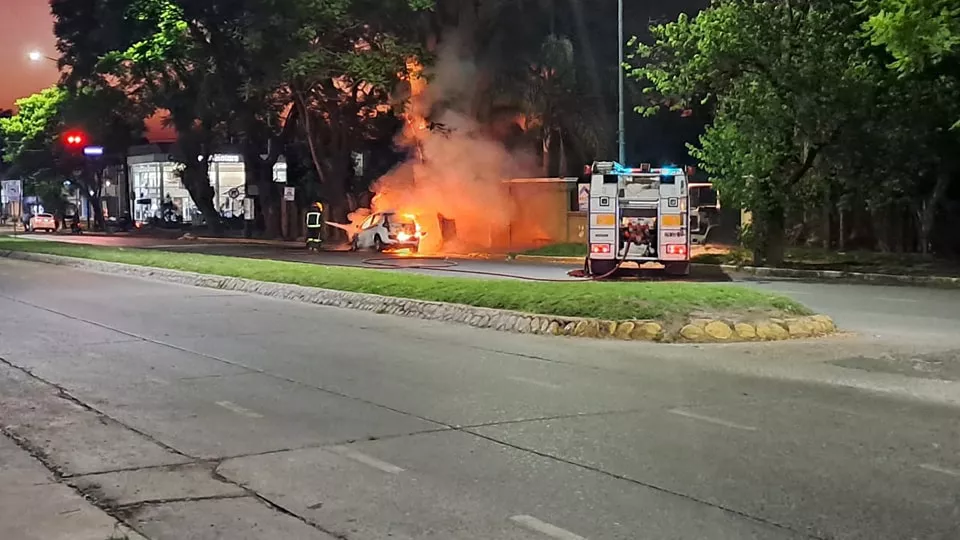 Incendio de un taxi en Yerba Buena. Facebook Bomberos Voluntarios de Yerba Buena
