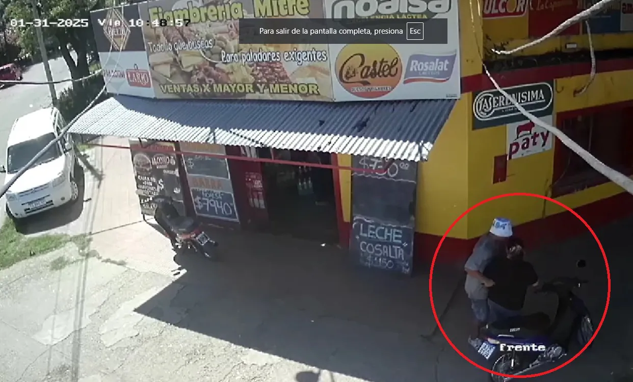Utilizando una “punta” asaltó a una motociclista y quedó filmado