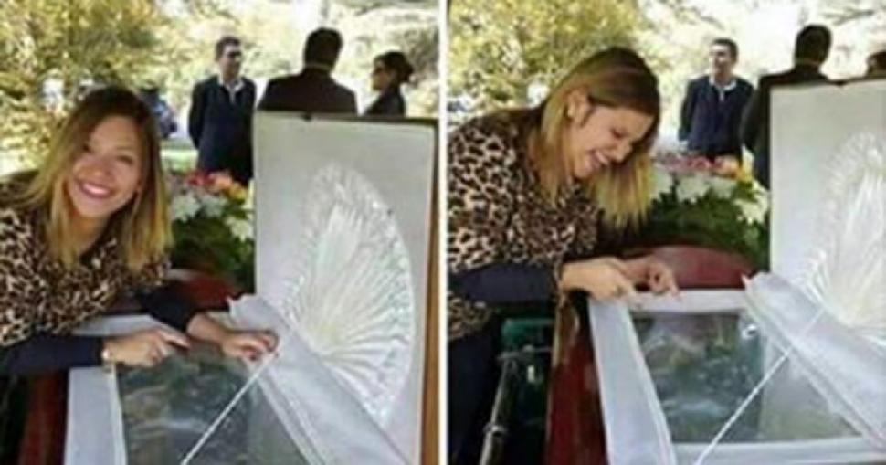 La mujer despechada riéndose sobre el féretro de su exnovio
