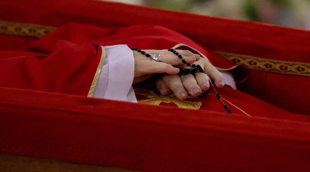 Manos del Francisco en su féretro (Tomada de Reuters) Manos del Francisco en su féretro (Tomada de Reuters)