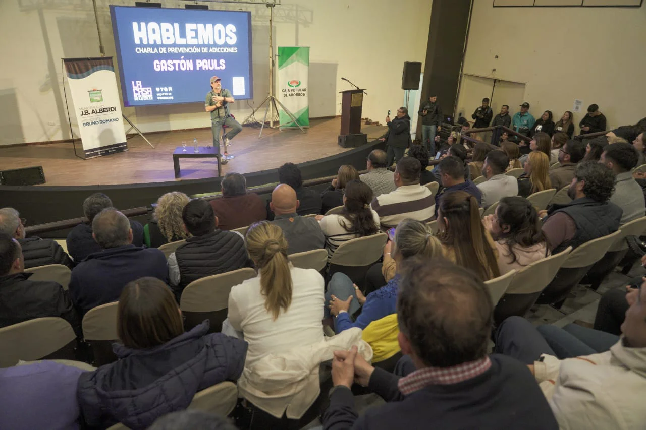 Gastón Pauls brindó una charla sobre prevención de adicciones en Alberdi