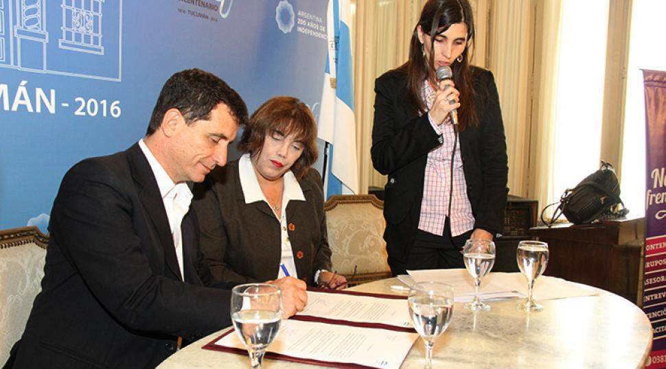 El ministro Gabriel Yedlin, en el momento de la rúbrica del convenio con la Nación. Foto de comunicaciontucuman.gov.ar