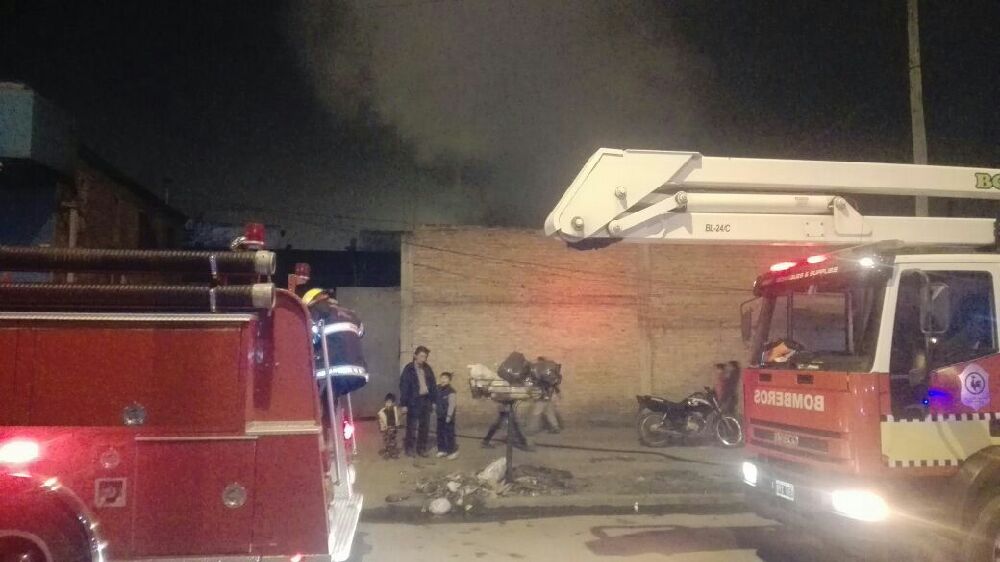 Video: así se incendió un taller de auto en Av Alem y Lavaisse