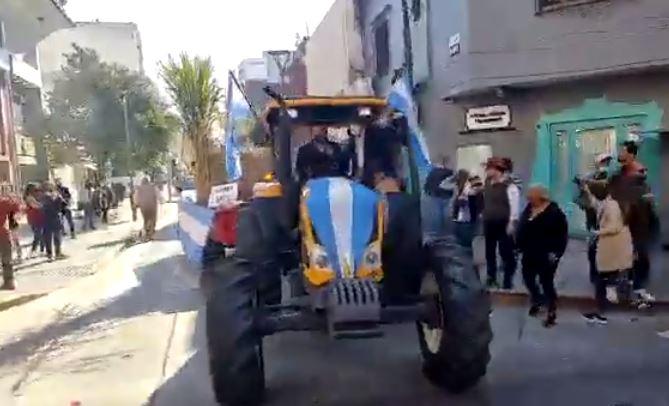 Tractor avanza por calle 25 de mayo a modo de protesta