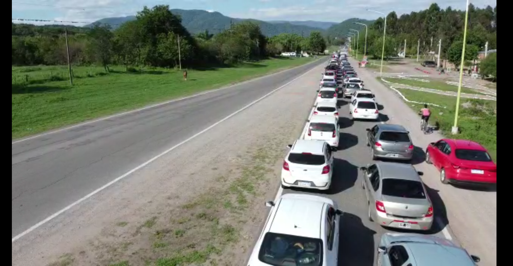 Colas de vehículos para entrar a El Cadillal