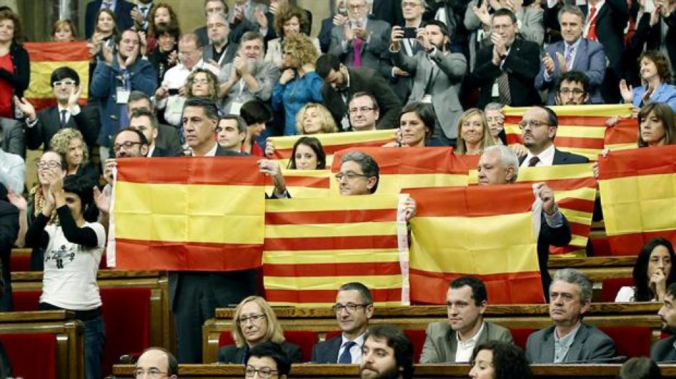 Diputados muestran banderas españolas y Catalanas. Foto: EFE