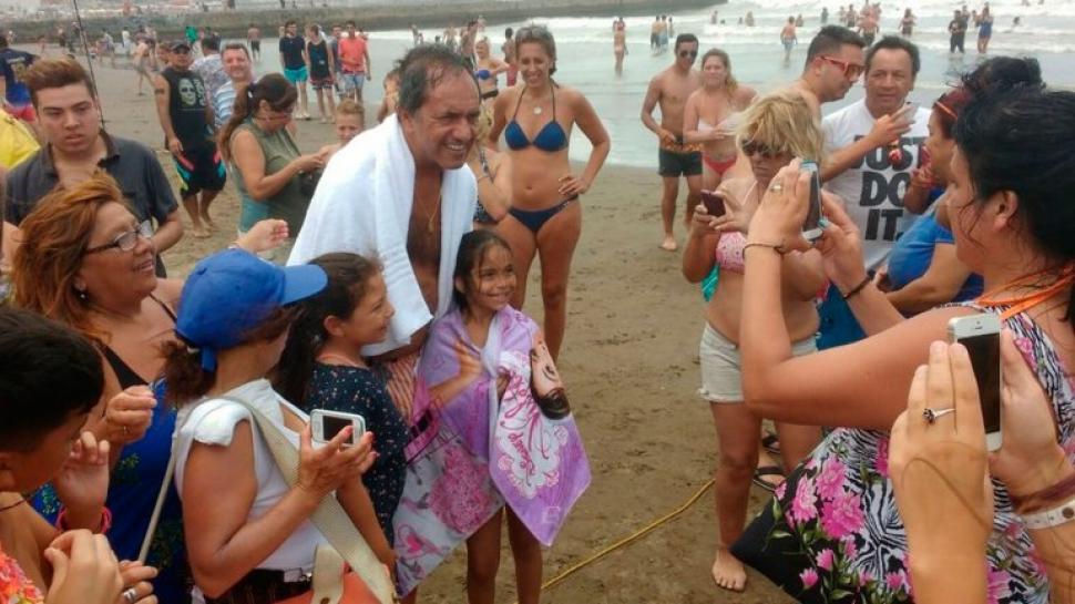 Daniel Scioli publicó en su cuenta de Twitter una foto suya paseando por la playa