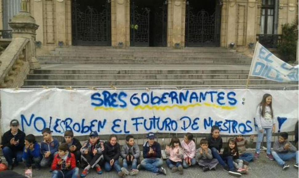 Los "hijos del campo", frente a la Casa de Gobierno. Foto: Walter Roda