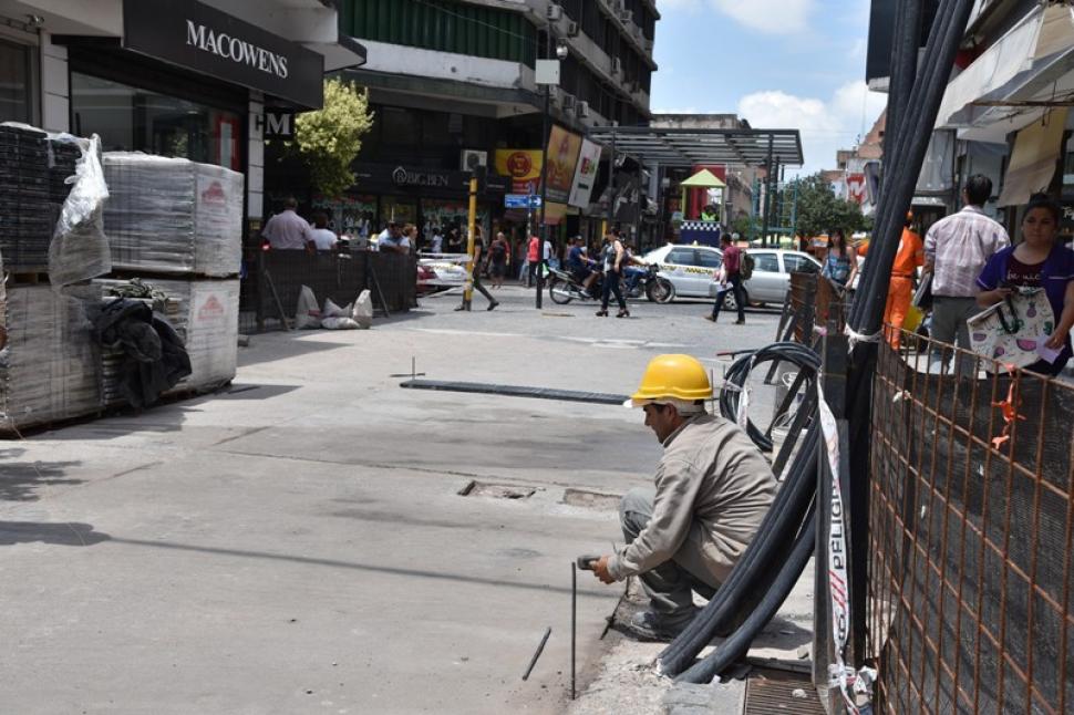 En Muñecas al 100, el municipio reinstaló el sistema de desagües y actualmente está colocando el nuevo piso. Foto de la municipalidad capitalina.