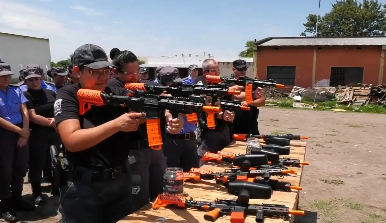 Capacitan sobre uso de armas no letales a empleados penitenciarios