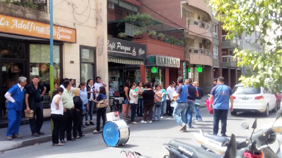 Grupo de trabajadores exigiendo su salario.