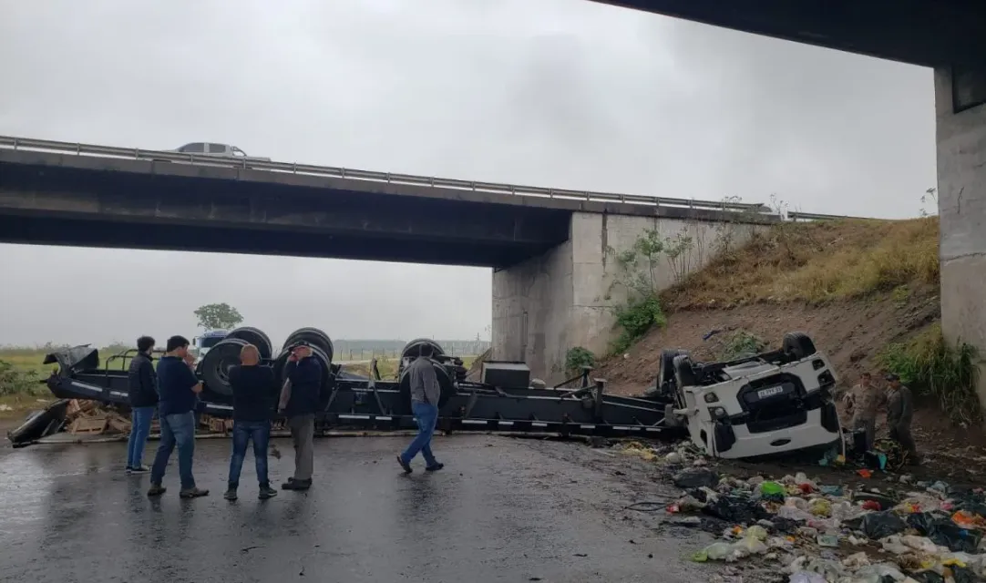 Un camión cayó al vacío en la autopista Tucumán-Famaillá
