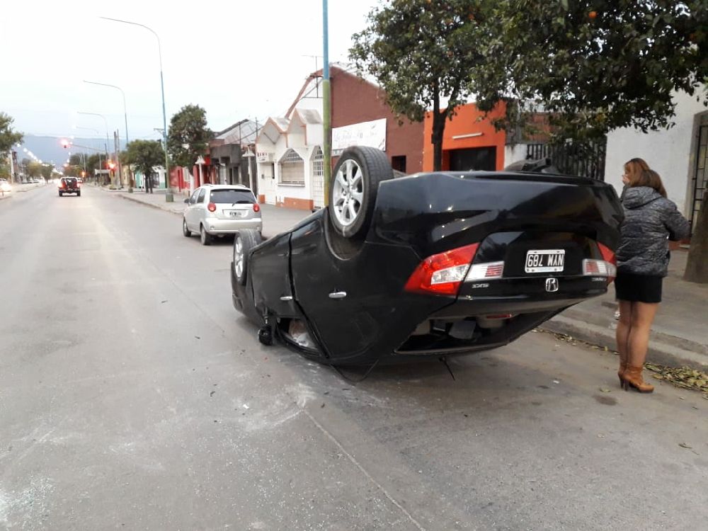 Espectacular vuelco en Av Belgrano