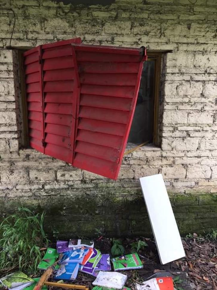 Los delincuentes destrozaron la ventana de la escuela. Fotos publicadas por Jorge Rocha en Facebook