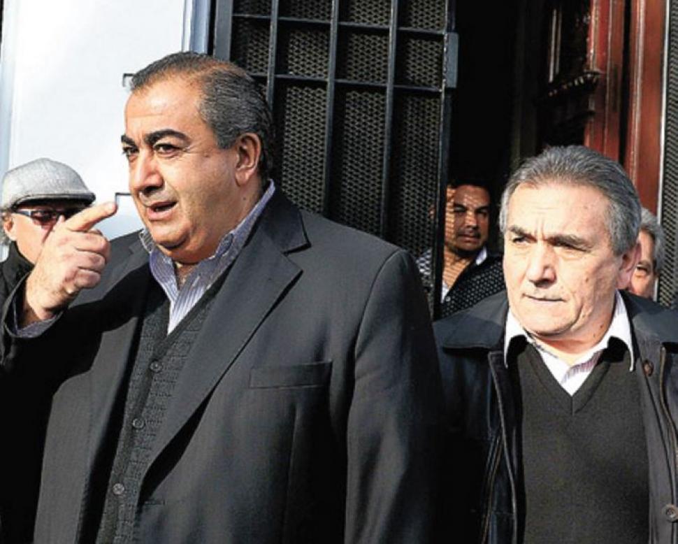 Héctor Daer y Juan Carlos Schmid, dos de los tres integrantes de la nueva conducción sindical, ayer, luego de la reunión. Foto: Télam