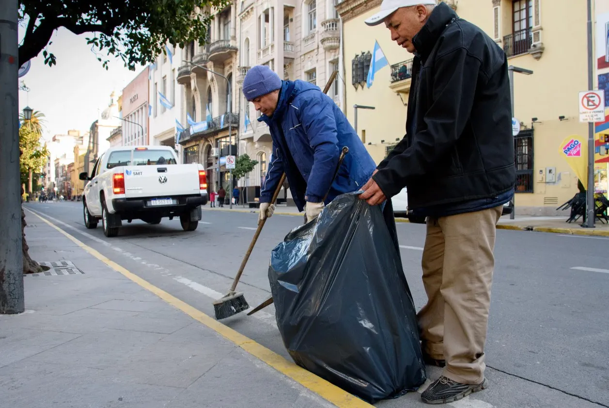 Limpieza Plaza Independencia luego de los festejos por el bicampeonato