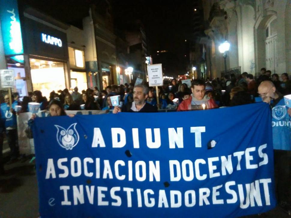 Adiunt marchó con antorchas