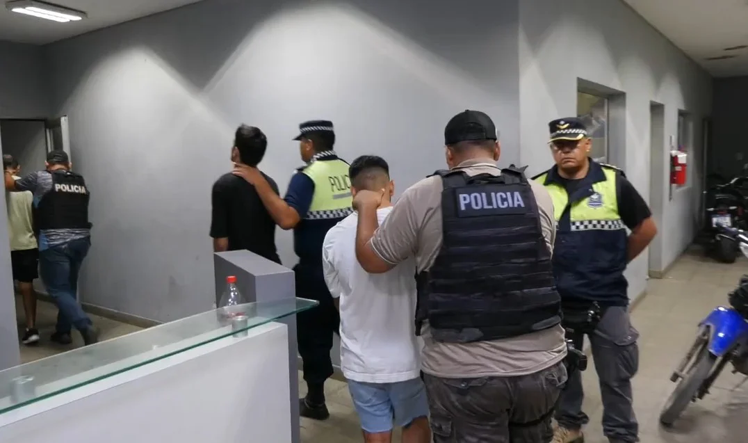 Persecución y tres aprehendidos 