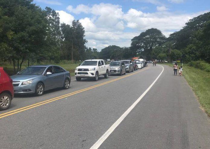 largas-filas-de-vehiculos-para-subir-a-los-valles-696x493