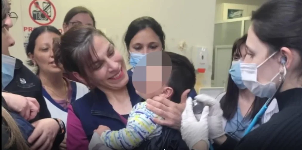 Policías salvan a bebé que se asfixiaba 