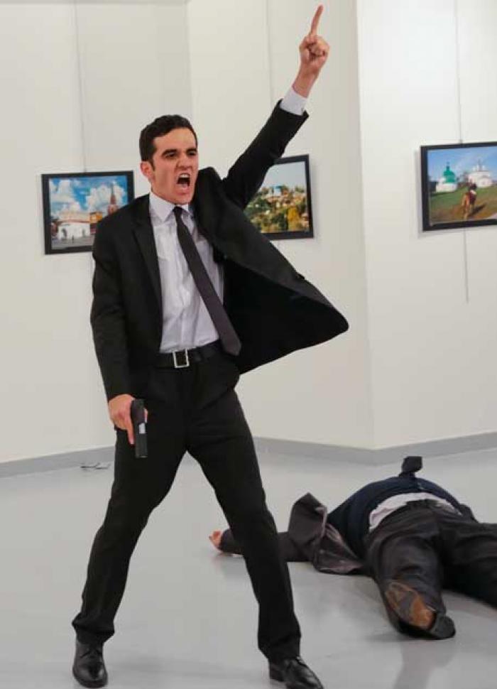 El atacante que mató hoy a tiros al embajador ruso en Ankara. (Foto: Telam)